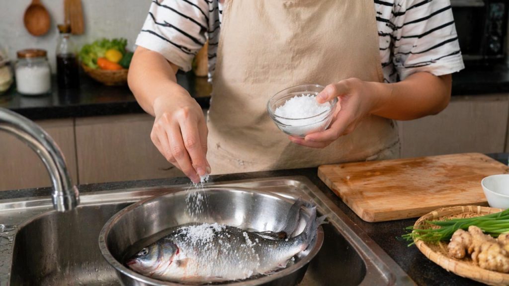 Dùng muối khử mùi tanh của cá hiệu quả tại nhà