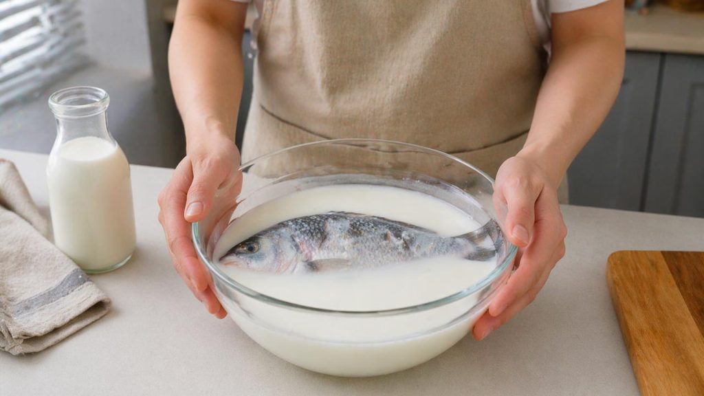 Ngâm cá trong sữa giúp khử mùi tanh hiệu quả