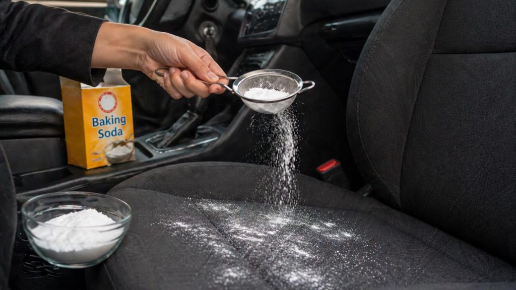 Rắc baking soda lên ghế xe để khử mùi thuốc lá