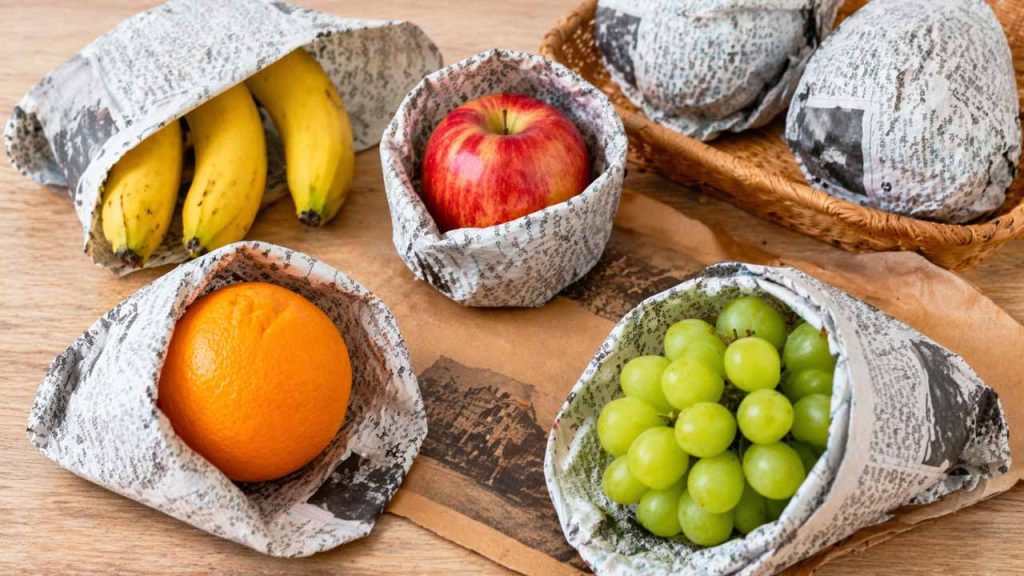 Bọc trái cây bằng giấy báo giúp làm chậm quá trình chín và giữ trái cây tươi lâu