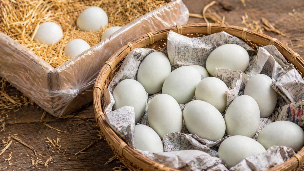 Bảo quản trứng vịt bằng giấy báo và trấu giúp giữ trứng tươi lâu