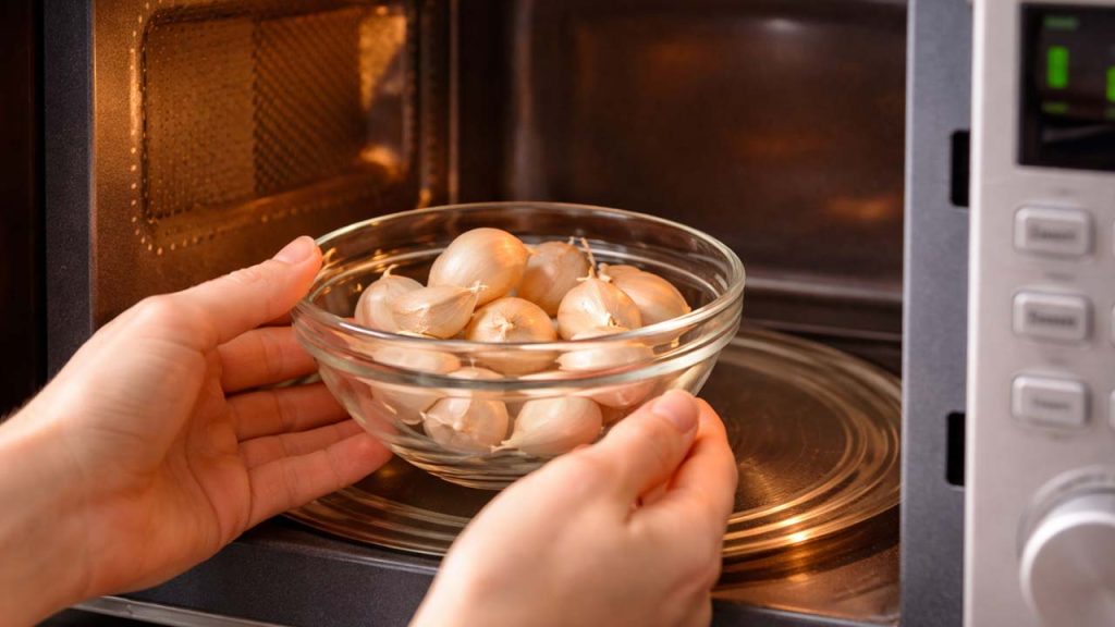 Dùng lò vi sóng bóc tỏi nhanh trong 10 giây