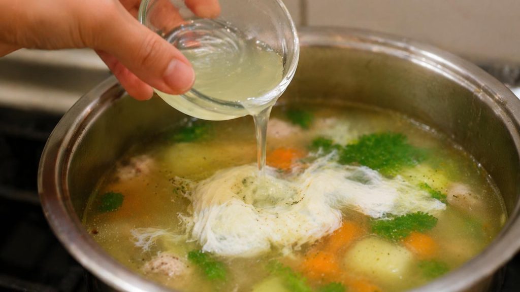 Cho lòng trắng trứng vào nồi canh để hút bớt muối - Mẹo cứu món ăn bị mặn