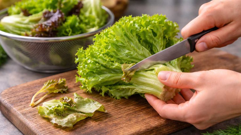 Cắt bỏ phần rau bị dập hoặc hỏng