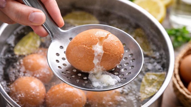 Cách luộc trứng không bị nứt vỏ tại nhà đơn giản