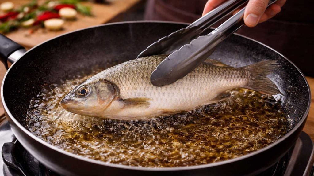 Mẹo chiên cá không dính chảo - Dùng kẹp gắp cho cá đã làm sạch vào chảo dầu nóng giúp chiên cá không bị dính chảo và giữ nguyên hình dạng