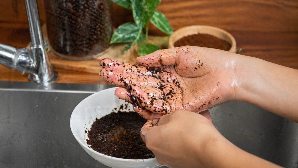 Dùng bã cà phê khử mùi tanh cá trên tay hiệu quả