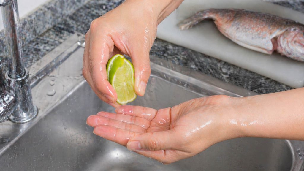 Dùng chanh khử mùi tanh cá trên tay nhanh chóng