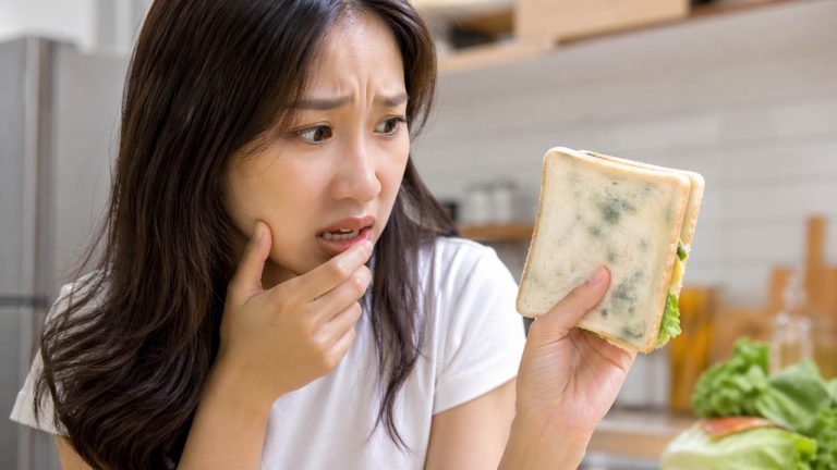 Bánh mì sandwich bị mốc với đốm xanh do bảo quản sai cách - Mẹo bảo quản bánh mì sandwich không bị mốc