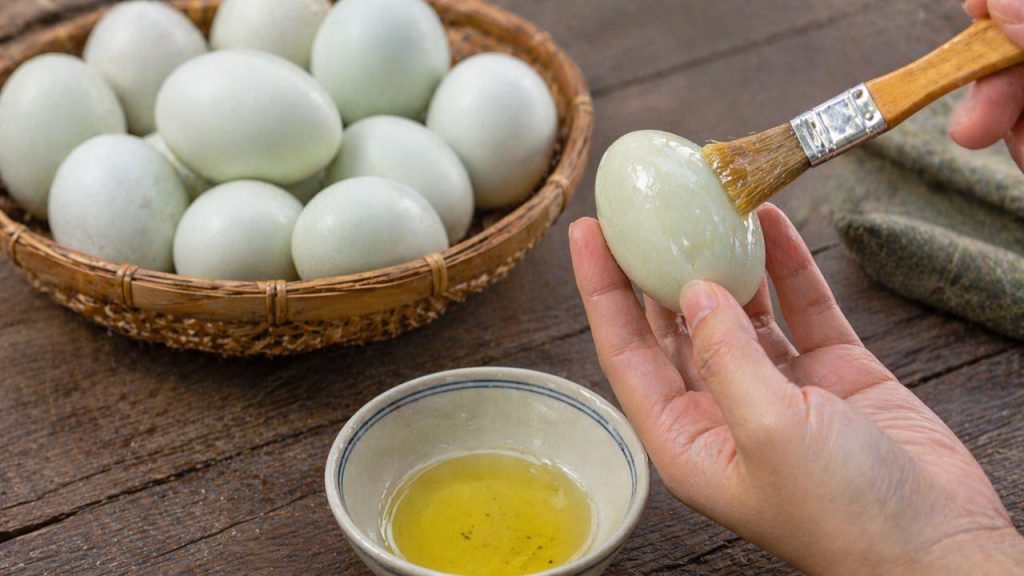 Phủ dầu ăn lên vỏ trứng vịt giúp kéo dài thời gian bảo quản