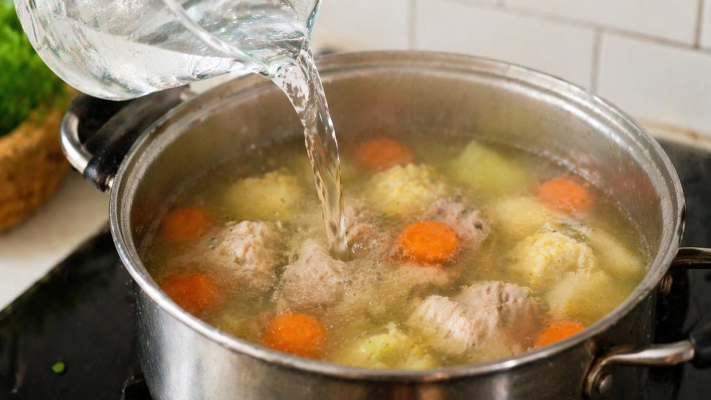 Đổ thêm nước vào nồi canh để giảm vị mặn