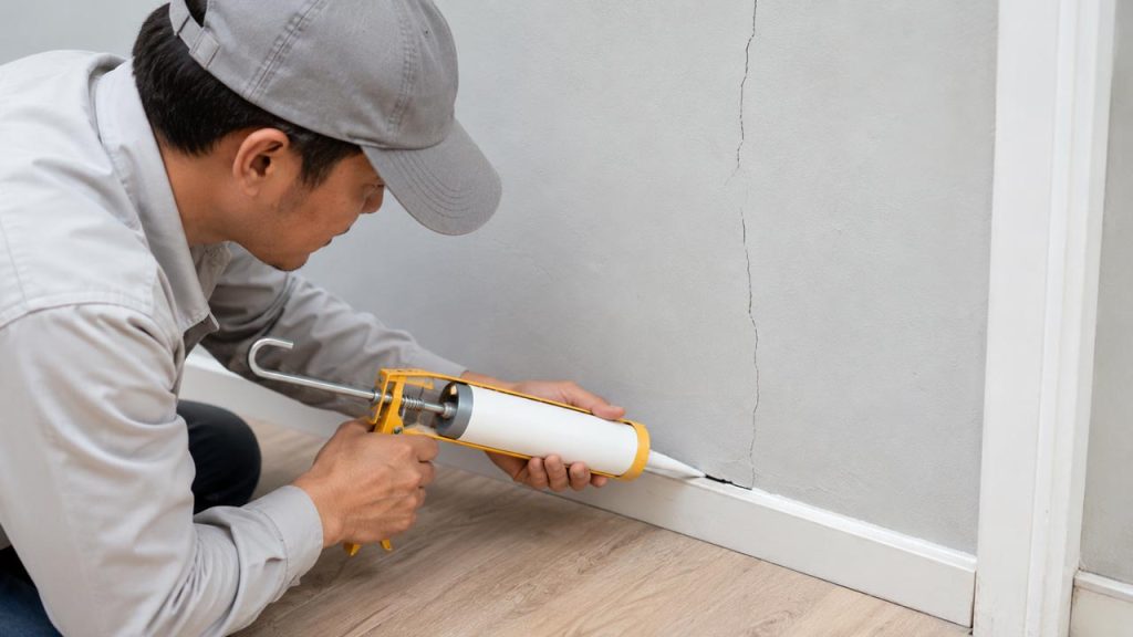 Bịt kín các khe hở trên tường và cửa để ngăn côn trùng xâm nhập