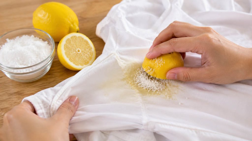 Dùng chanh và muối để xử lý áo trắng bị ố vàng