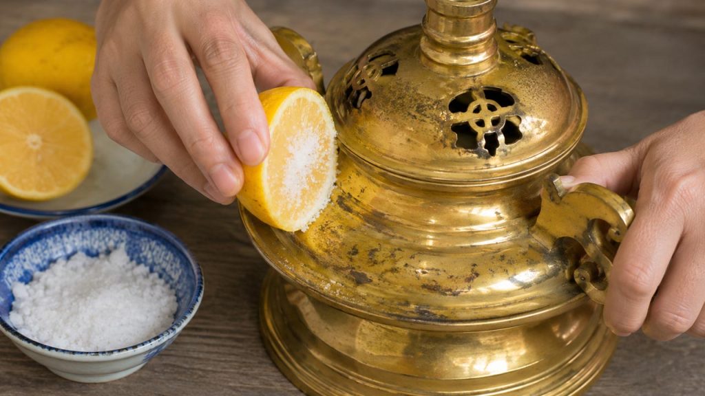 Dùng chanh và muối để làm sạch đồ đồng bị xỉn màu