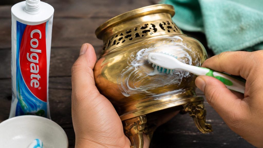 Dùng kem đánh răng để đánh bóng đồ đồng tại nhà
