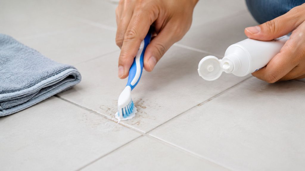 Dùng kem đánh răng làm sạch các vết bẩn nhỏ trên gạch men