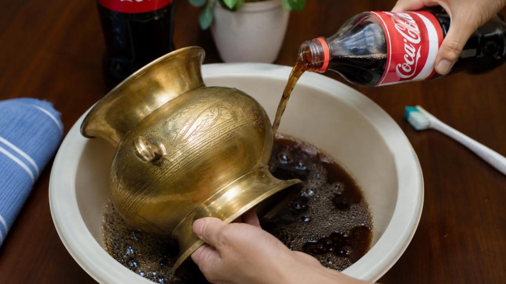 Ngâm đồ đồng trong Coca Cola để làm sạch vết oxy hóa