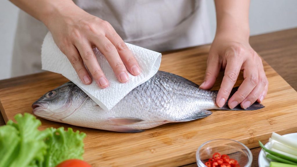 Lau khô cá trước khi chiên để tránh dầu bắn