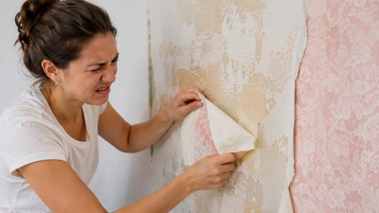 Mẹo bóc giấy dán tường dễ dàng không bị tróc sơn