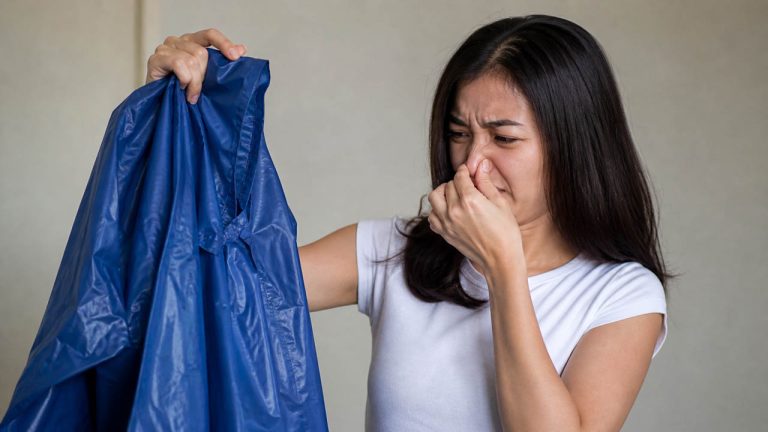 Mẹo khử mùi áo mưa bị hôi khó chịu hiệu quả tại nhà