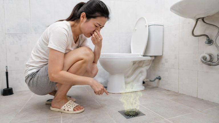 Một người phát hiện ra mùi hôi từ lỗ cống thoát nước trong nhà vệ sinh - Mẹo khử mùi hôi cống thoát nước