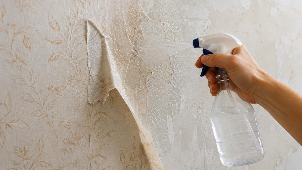 Xịt nước ấm giúp bóc giấy dán tường dễ hơn