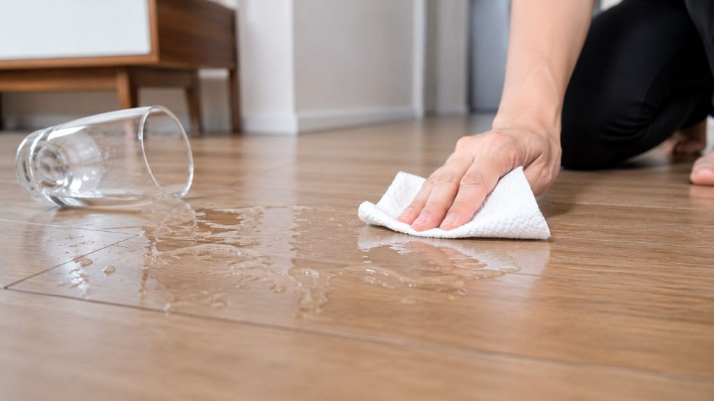 Lau khô nước đổ trên sàn gỗ ngay lập tức để tránh phồng rộp