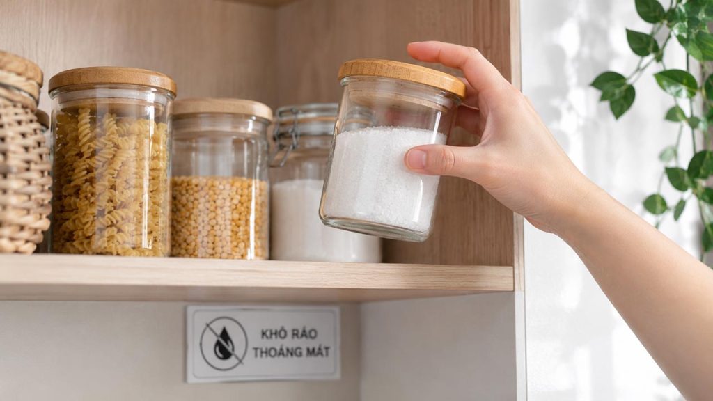 Bảo quản muối ở nơi khô ráo giúp ngăn muối bị vón cục