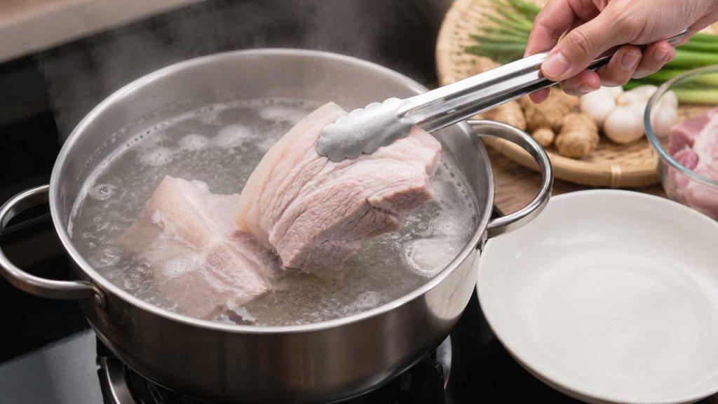 Chần sơ thịt heo trước khi luộc để loại bỏ mùi tanh
