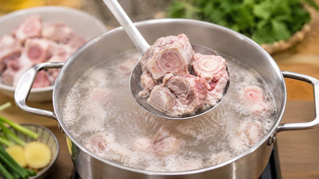Chần xương trước khi hầm giúp nước dùng trong hơn