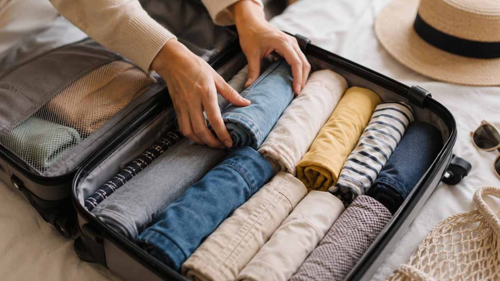 Cuộn quần áo để giữ quần áo không nhăn trong vali