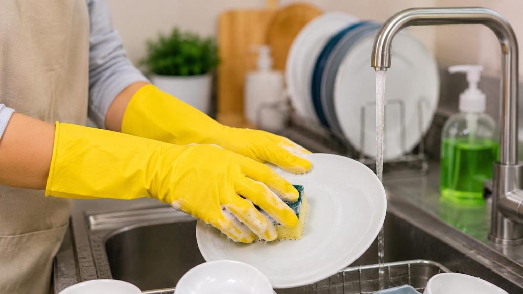 Đeo găng tay khi rửa chén giúp bảo vệ da tay khỏi chất tẩy rửa