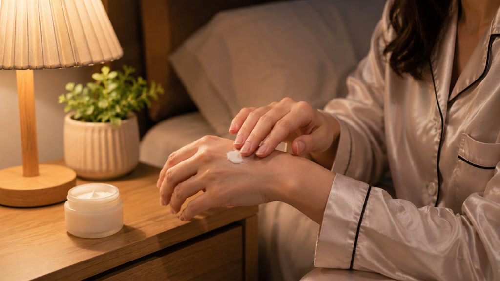 Dưỡng da tay ban đêm giúp phục hồi làn da khô ráp