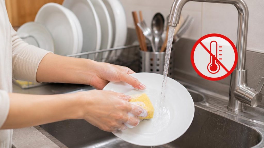 Không dùng nước quá nóng khi rửa chén để tránh khô da tay