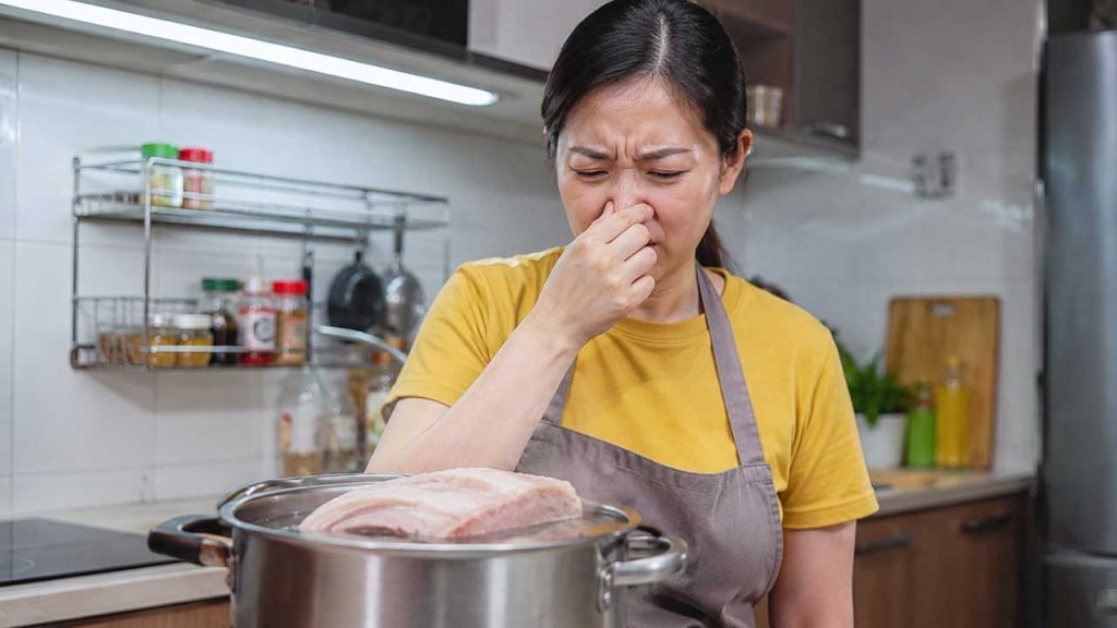 Luộc thịt quá lâu không những làm thịt khô mà còn có thể khiến mùi thịt đậm hơn.