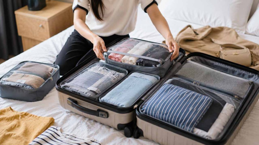 Không nhồi quá nhiều đồ để quần áo không bị nhăn trong vali