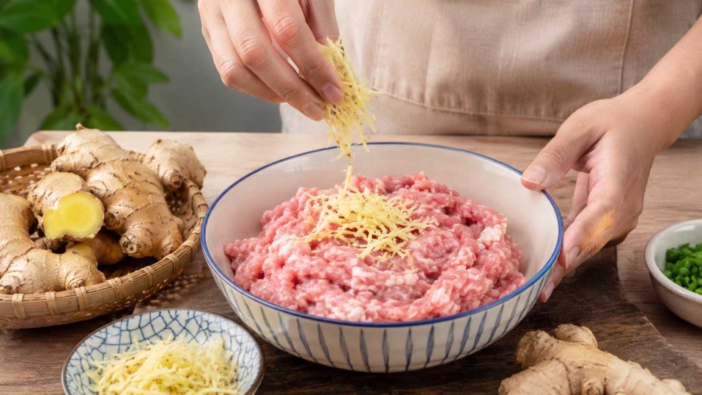 Sử dụng gừng tươi để khử mùi tanh thịt heo xay