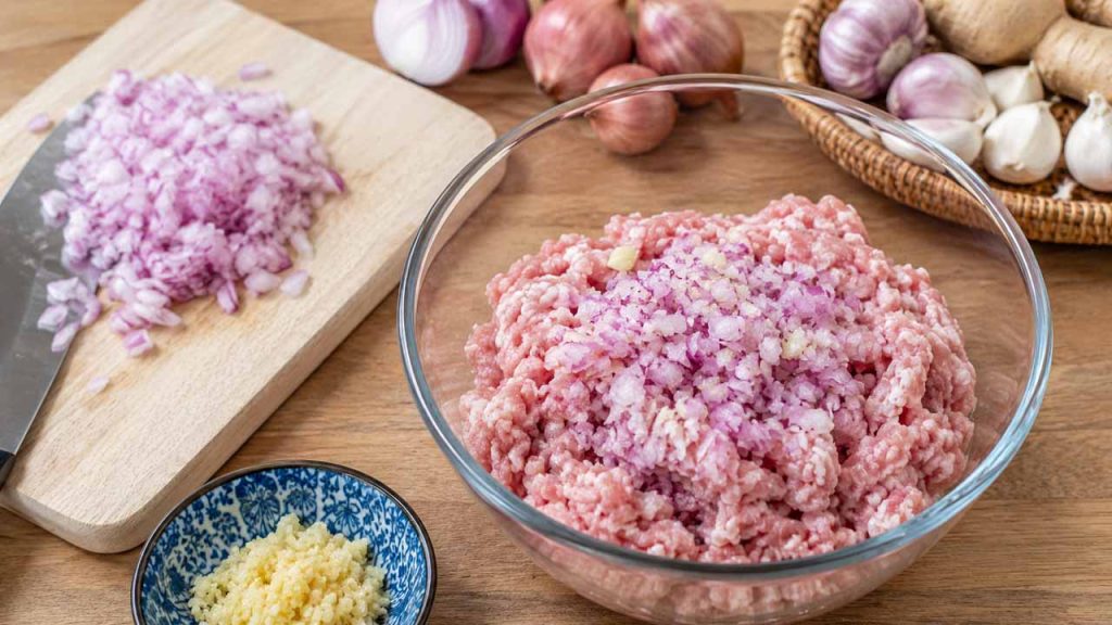 Hành tím băm nhỏ giúp khử mùi tanh thịt heo xay