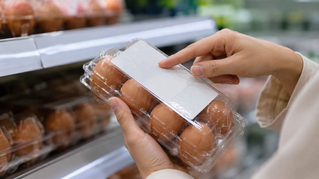 Kiểm tra ngày đóng gói và hạn sử dụng của trứng gà