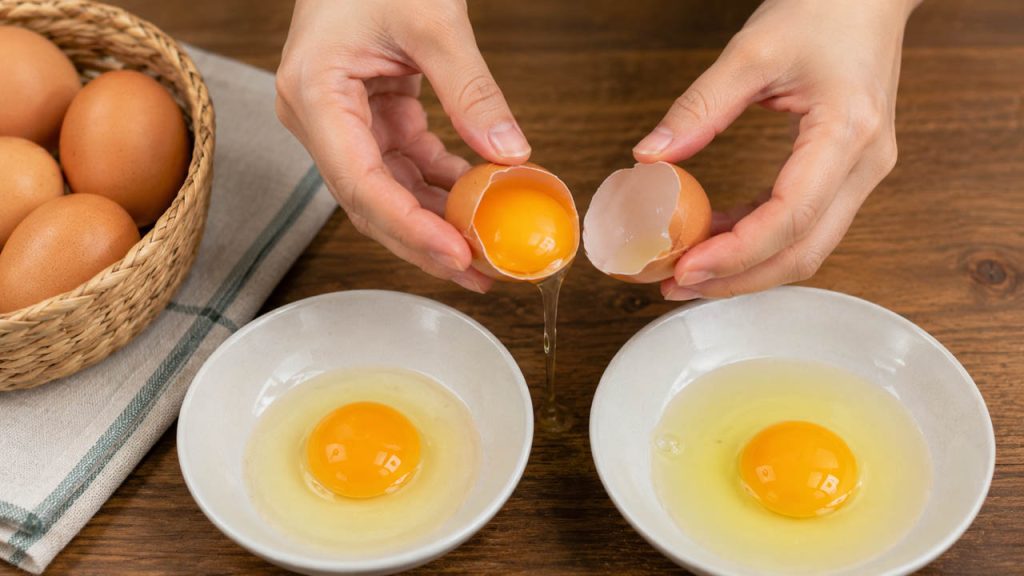 Kiểm tra lòng đỏ và lòng trắng sau khi đập trứng gà