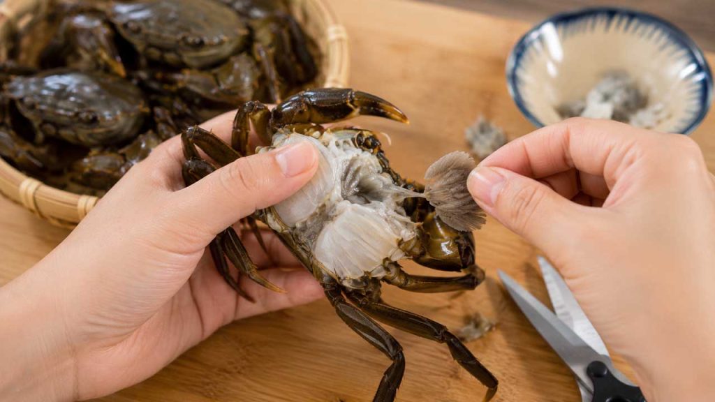 Loại bỏ mang cua giúp khử mùi tanh cua đồng hiệu quả
