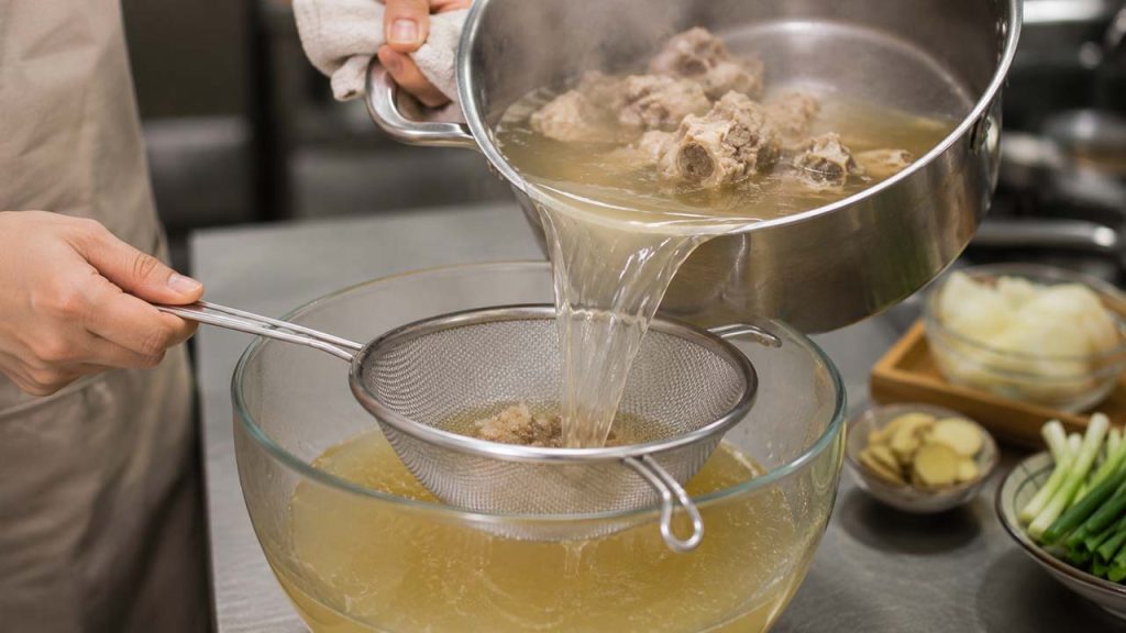 Lọc nước dùng qua rây để loại bỏ cặn