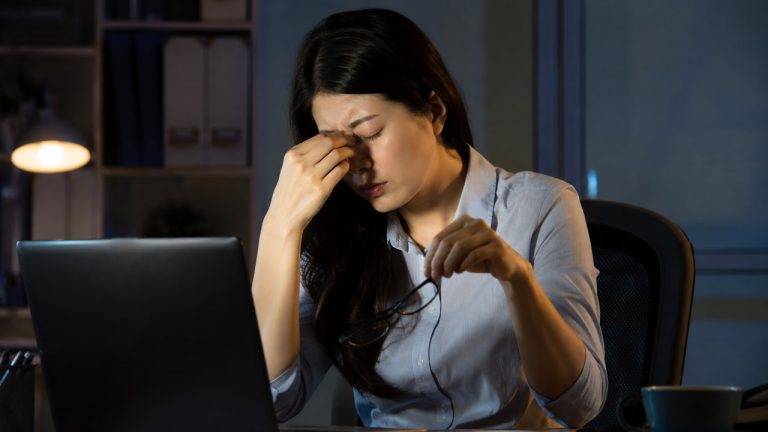 Mẹo chống mỏi mắt khi dùng điện thoại và máy tính quá lâu