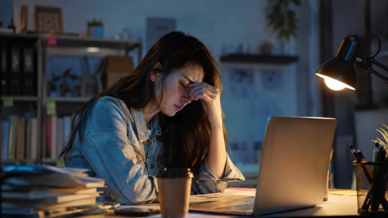 10 Mẹo Giữ Cơ Thể Tỉnh Táo Khi Thiếu Ngủ Hiệu Quả