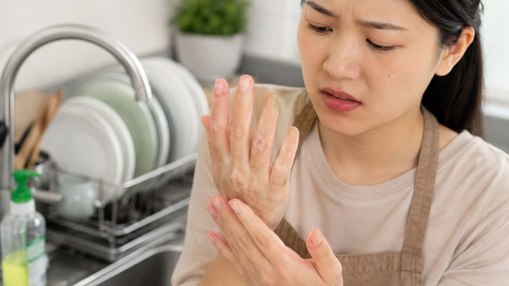 10 Mẹo Giữ Tay Không Bị Khô Sau Khi Rửa Chén Hiệu Quả