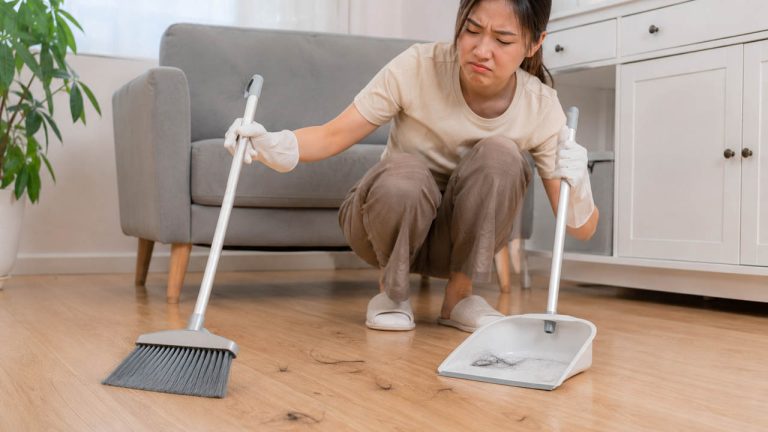 Mẹo gom tóc rụng trên sàn nhanh chóng bằng các vật dụng đơn giản trong gia đình