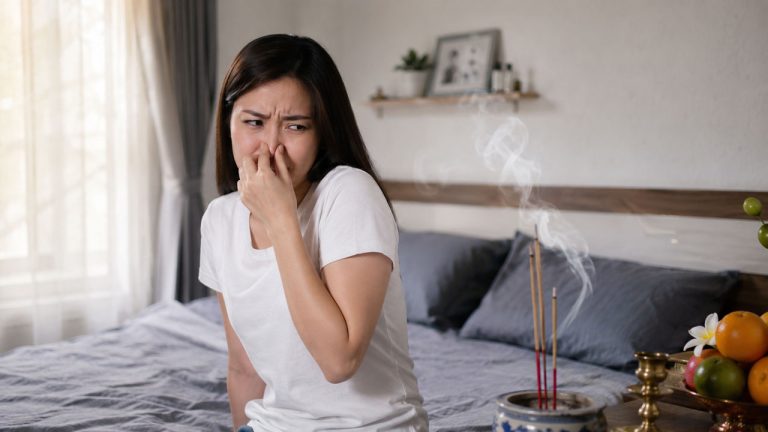 Mẹo khử mùi khói nhang trong phòng ngủ hiệu quả