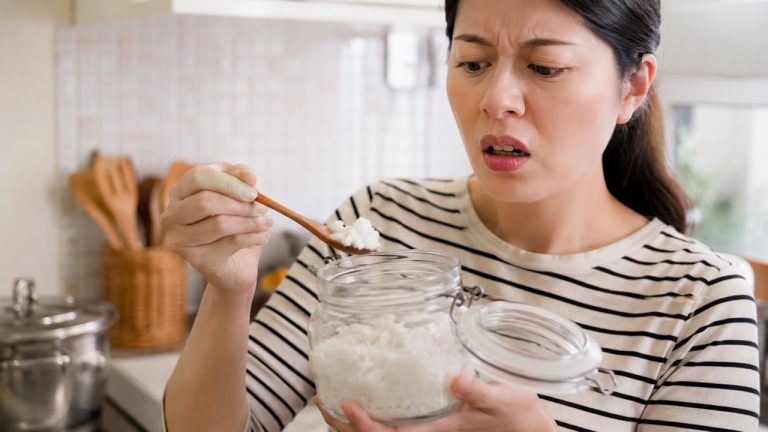 Mẹo ngăn muối bị vón cục trong hũ bằng cách bảo quản đúng cách