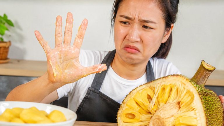 Sử dụng dầu ăn để tẩy nhựa mít dính trên tay