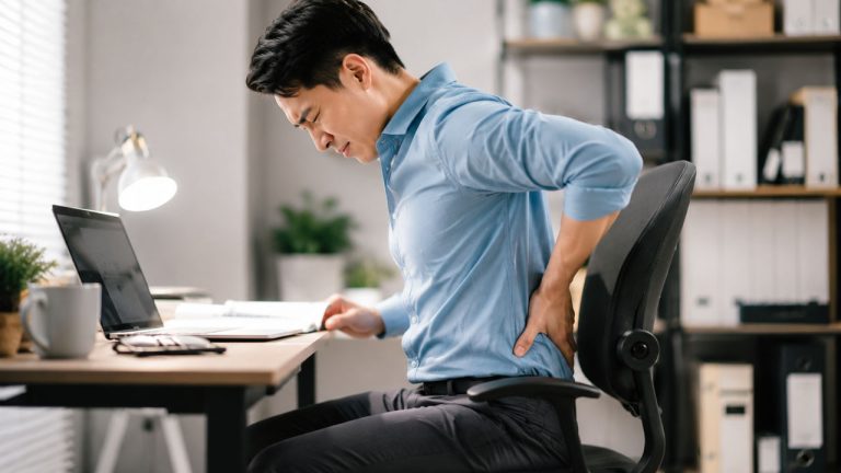 Mẹo tránh mỏi lưng khi ngồi lâu giúp giảm đau nhức lưng và bảo vệ cột sống khi làm việc